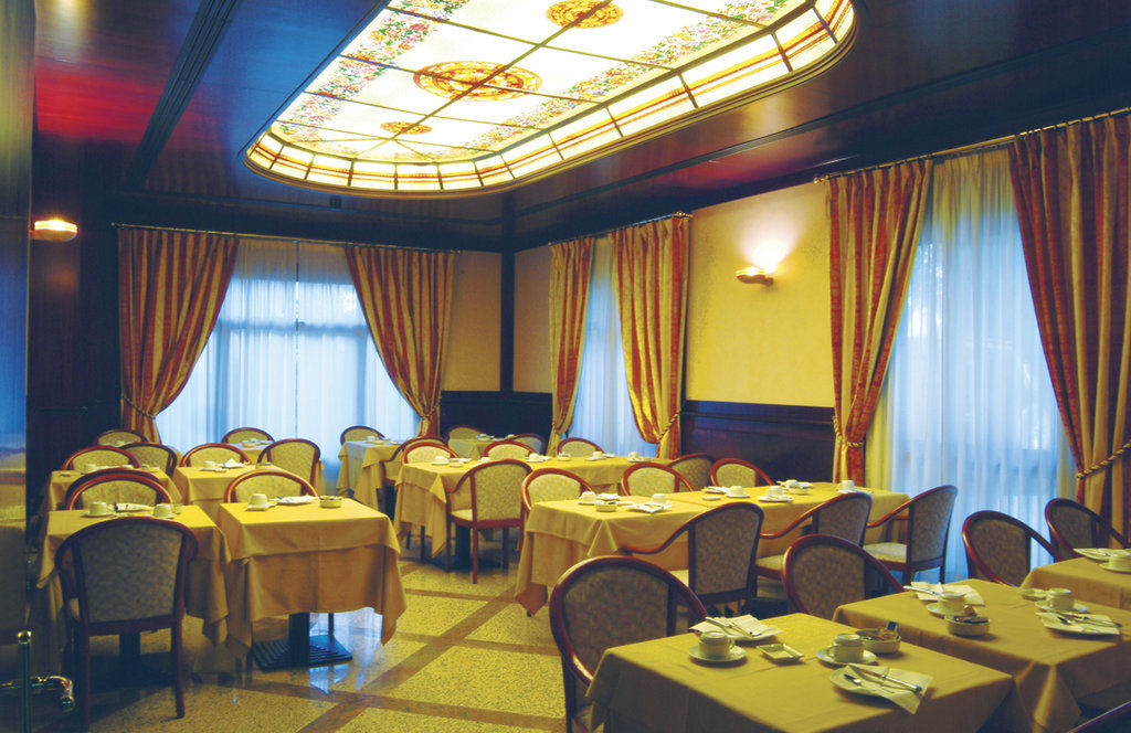 Hotel Falco D'Oro Tole レストラン 写真